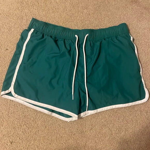 H&M green men’s shorts - Picture 1 of 3